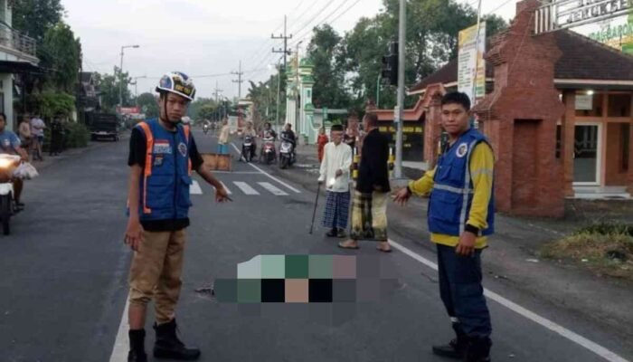 Nenek 72 Tahun Tewas Ditabrak Motor Saat Menyeberang di Jalan Raya Jerukseger Mojokerto