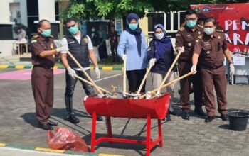 Kejari Kota Mojokerto memusnahkan barang bukti 160 perkara, termasuk sabu dan ekstasi, dengan cara dibakar dan dihancurkan.