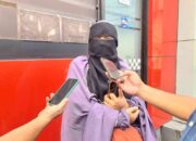 Maisaroh, pelapor dalam kasus dugaan pidana kesaksian palsu oleh dua pengacara di Mojokerto, mendatangi penyidik untuk meminta kejelasan hukum, Senin (14/7/2025).