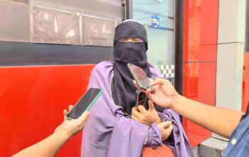 Maisaroh, pelapor dalam kasus dugaan pidana kesaksian palsu oleh dua pengacara di Mojokerto, mendatangi penyidik untuk meminta kejelasan hukum, Senin (14/7/2025).