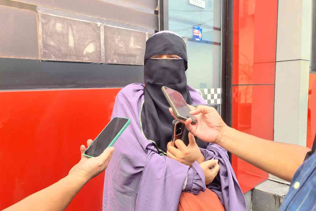 Maisaroh, pelapor dalam kasus dugaan pidana kesaksian palsu oleh dua pengacara di Mojokerto, mendatangi penyidik untuk meminta kejelasan hukum, Senin (14/7/2025).