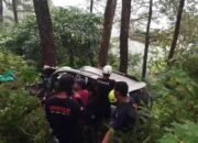 Gambar evakuasi mobil Avanza yang terjun ke jurang di Pacet Mojokerto oleh petugas SAR.