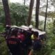 Gambar evakuasi mobil Avanza yang terjun ke jurang di Pacet Mojokerto oleh petugas SAR.