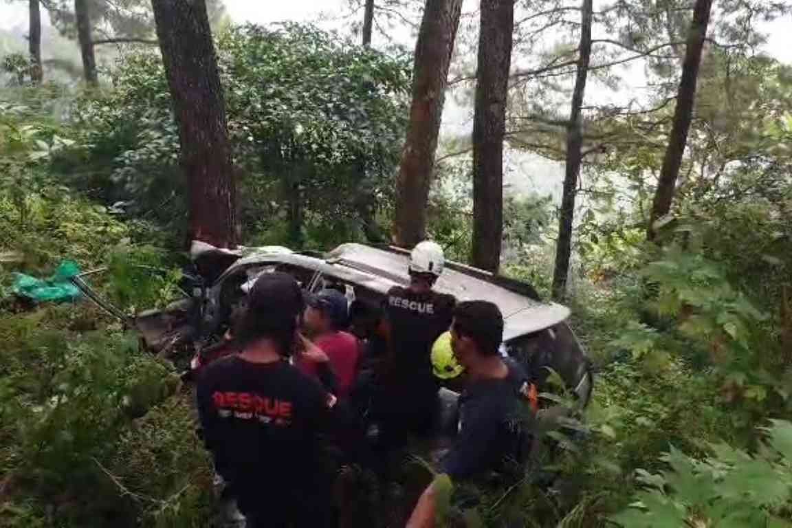 Gambar evakuasi mobil Avanza yang terjun ke jurang di Pacet Mojokerto oleh petugas SAR.