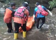 Evakuasi jasad pria ODGJ dari Sungai Gembolo, Mojosari, Mojokerto.