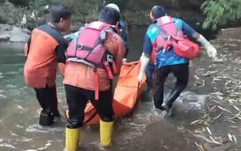 Evakuasi jasad pria ODGJ dari Sungai Gembolo, Mojosari, Mojokerto.