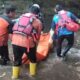 Evakuasi jasad pria ODGJ dari Sungai Gembolo, Mojosari, Mojokerto.