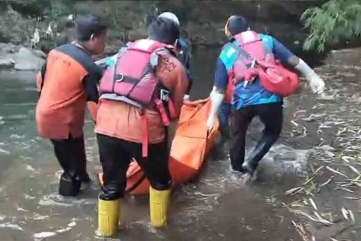 Evakuasi jasad pria ODGJ dari Sungai Gembolo, Mojosari, Mojokerto.