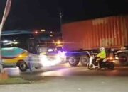 Polisi menghadang bus Sugeng Rahayu yang melawan arus di Jalan By Pass Mojokerto