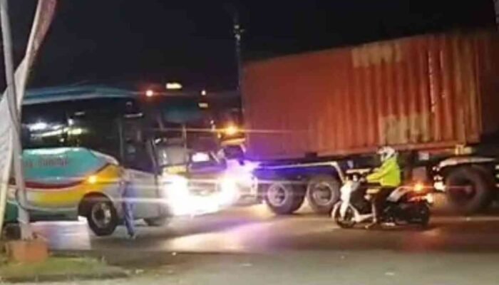 Aksi Sigap Polisi Halau Bus Sugeng Rahayu Ngeblong di By Pass Mojokerto