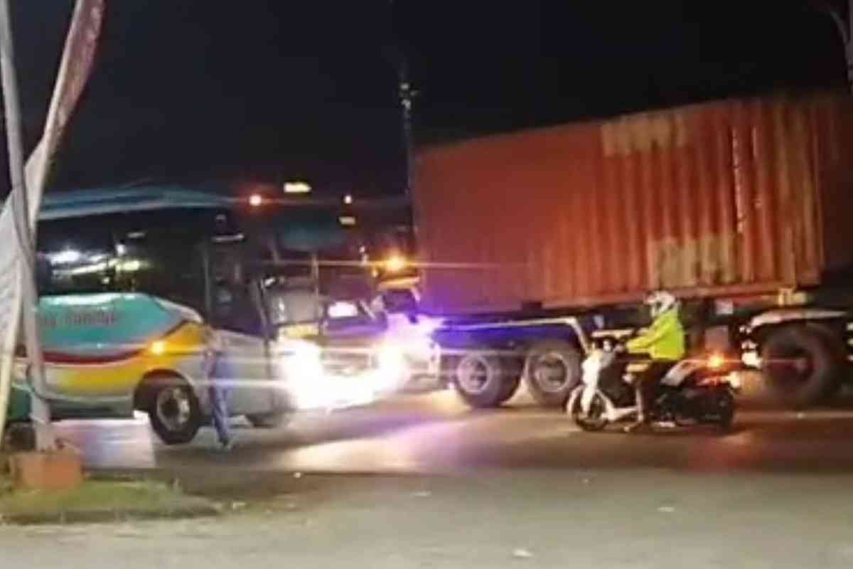 Polisi menghadang bus Sugeng Rahayu yang melawan arus di Jalan By Pass Mojokerto