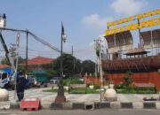 Petugas Dishub Kota Mojokerto saat memasang lampu sorot di simpang empat Sekarputih