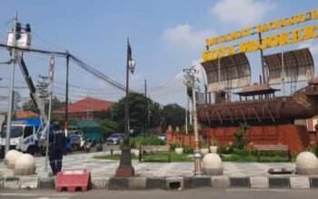 Petugas Dishub Kota Mojokerto saat memasang lampu sorot di simpang empat Sekarputih