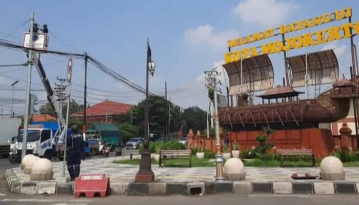 Dishub Kota Mojokerto Tambah Lampu Sorot di Perbatasan Sekarputih, Gerbang Kota Kini Lebih Terang