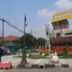 Petugas Dishub Kota Mojokerto saat memasang lampu sorot di simpang empat Sekarputih