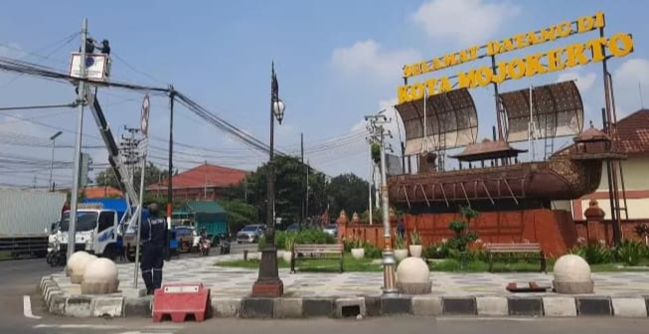 Petugas Dishub Kota Mojokerto saat memasang lampu sorot di simpang empat Sekarputih