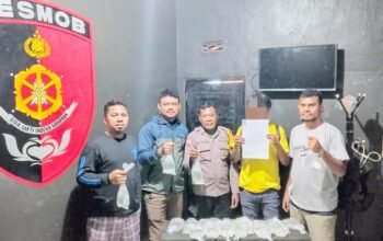 Petugas Polsek Ternate Utara menunjukkan barang bukti miras Captikus yang berhasil disita di Pelabuhan Dufa-Dufa.