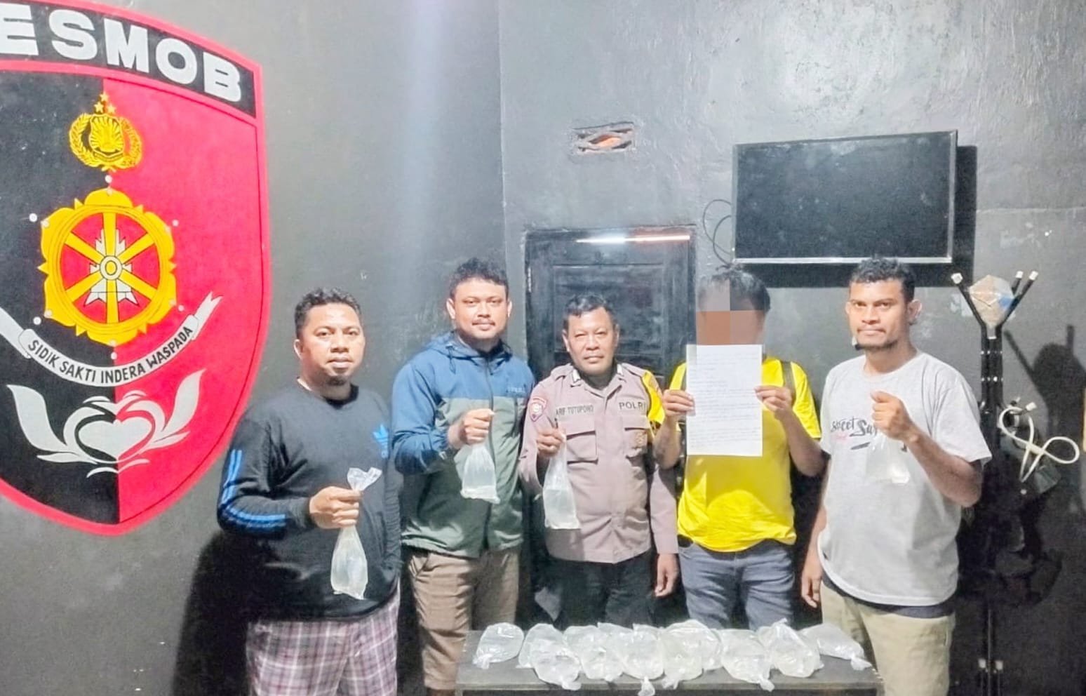 Petugas Polsek Ternate Utara menunjukkan barang bukti miras Captikus yang berhasil disita di Pelabuhan Dufa-Dufa.