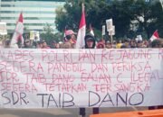 Suasana massa aksi berorasi di depan Mabes Polri dan Kejagung RI dengan nampakkan sebuah spandul