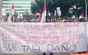 Suasana massa aksi berorasi di depan Mabes Polri dan Kejagung RI dengan nampakkan sebuah spandul