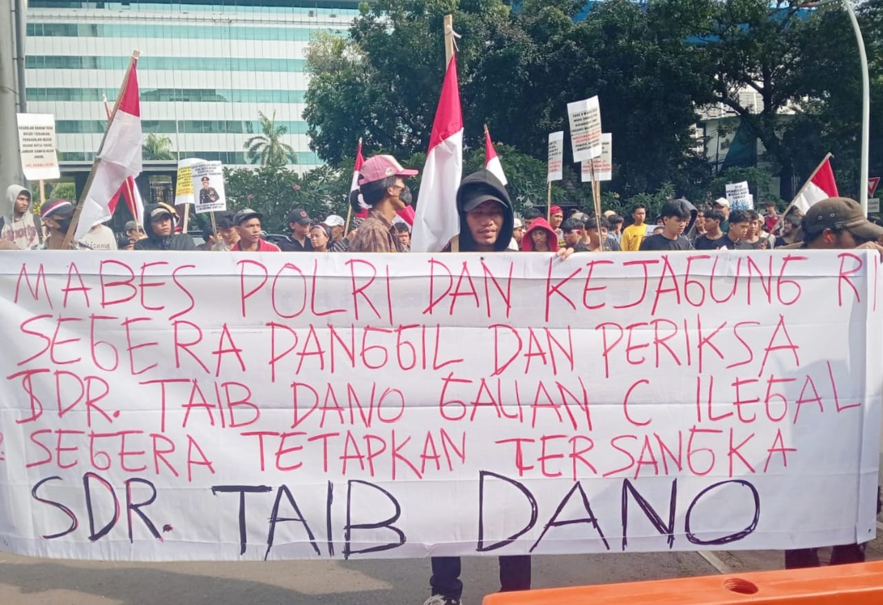 Suasana massa aksi berorasi di depan Mabes Polri dan Kejagung RI dengan nampakkan sebuah spandul