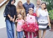 Anasyah Puteri Sanjaya (tengah pakai busana merah), terlihat bersama Keluarganya, usai tampil