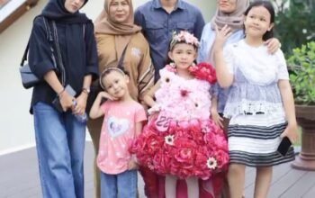 Anasyah Puteri Sanjaya (tengah pakai busana merah), terlihat bersama Keluarganya, usai tampil