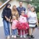 Anasyah Puteri Sanjaya (tengah pakai busana merah), terlihat bersama Keluarganya, usai tampil