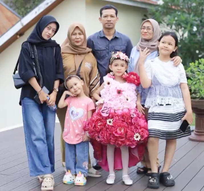 Anasyah Puteri Sanjaya (tengah pakai busana merah), terlihat bersama Keluarganya, usai tampil