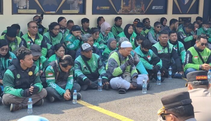 Ratusan Ojol Geruduk Polres Mojokerto Kota, Gelar Doa Bersama untuk Affan Kurniawan