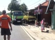 Truk Mitsubishi bermuatan genteng mengalami kecelakaan tunggal dan menabrak pagar serta teras rumah warga di Desa Watesumpak, Kecamatan Trowulan, Mojokerto, pada Sabtu dini hari.