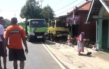Truk Mitsubishi bermuatan genteng mengalami kecelakaan tunggal dan menabrak pagar serta teras rumah warga di Desa Watesumpak, Kecamatan Trowulan, Mojokerto, pada Sabtu dini hari.