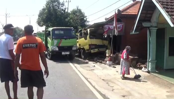 Truk Bermuatan Genteng Hantam Rumah Warga di Trowulan, As Roda Diduga Lepas Saat Melaju