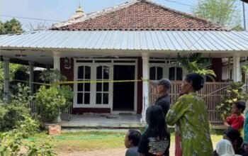 Polisi olah TKP pembunuhan bocah SD di Pasuruan
