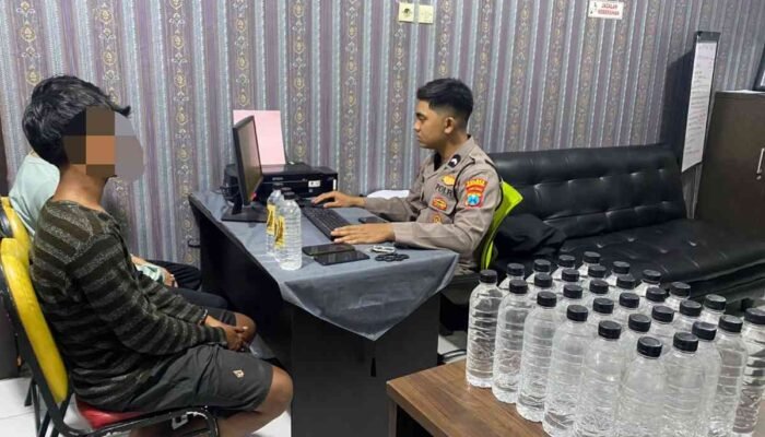 Jual Arak Bali di Mojokerto, Dua Remaja Surabaya Diciduk Polisi, 33 Botol Disita