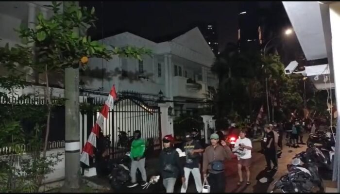 Rumah Politikus PAN Eko Patrio Dijarah Massa