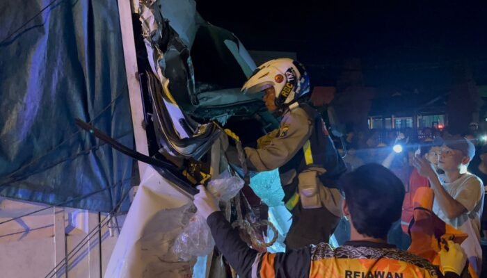 Tragedi Adu Banteng Dua Truk di Mojokerto, Satu Sopir Tewas Terjepit Kabin