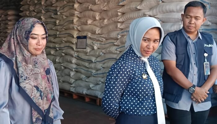 Pastikan Stok Beras Aman, Ning Ita Sidak Gudang Bulog Gunung Gedangan