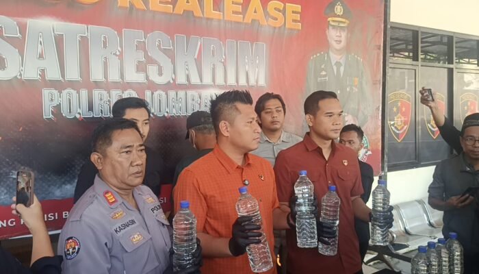 Polisi Grebek Penjual Arak di Jombang, 115 Botol Disita dari Pikap