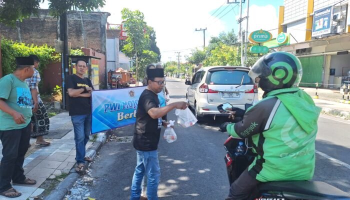 Jumat Berkah, PWI Mojokerto Bersama PT Pupuk Indonesia Bagi Bagi Nasi Bungkus