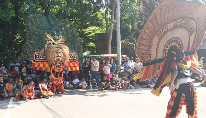 Pentas Reog Ponorogo Shatrio Tunas Mudo Mojokerto Di Car Freeday Meri Tingkatkan Penjualan Hingga 60 Persen