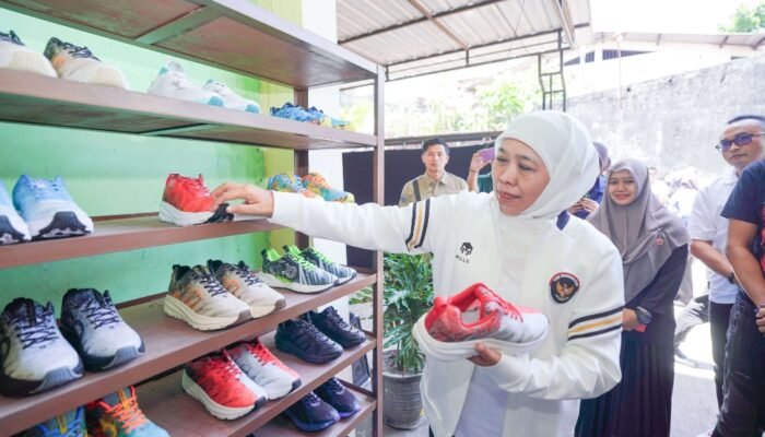 Dukung Brand Sepatu Lokal, Gubernur Jawa Timur Khofifah Indar Parawansa Pakai Sepatu Awake