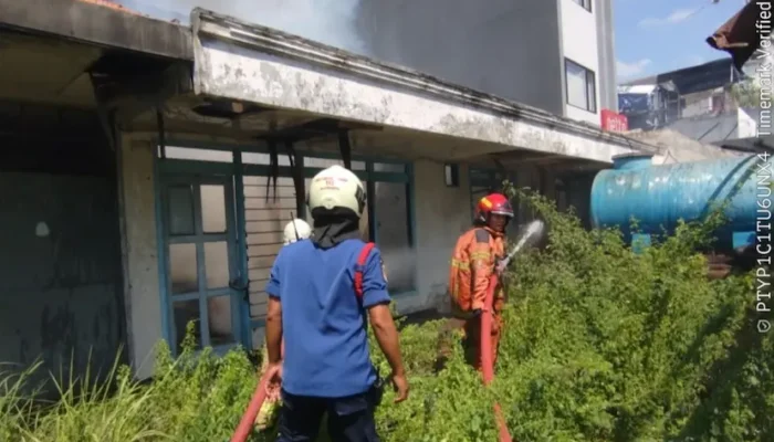 Rumah Kosong di Surabaya Terbakar, Dua Petugas Damkar Jadi Korban