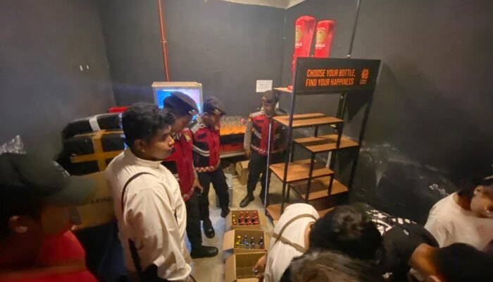 Puluhan Botol Miras Diamankan Polisi Saat Razia di Tulungagung