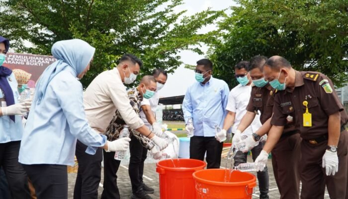 Kejari Kota Mojokerto Musnahkan Barang Bukti 63 Perkara, Termasuk 199 Gram Sabu dan Ribuan Pil Double L