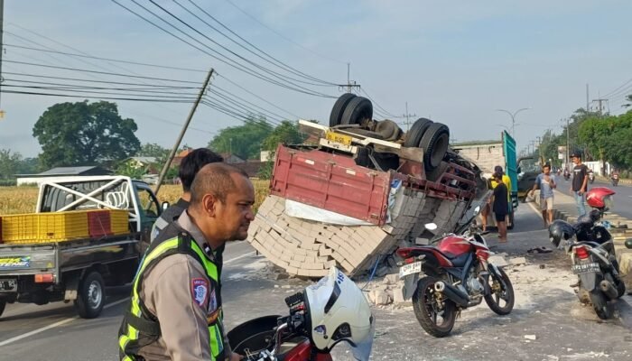 Dua Truk Tabrakan di Mojoagung Jombang, Warung Warga Ikut Rusak