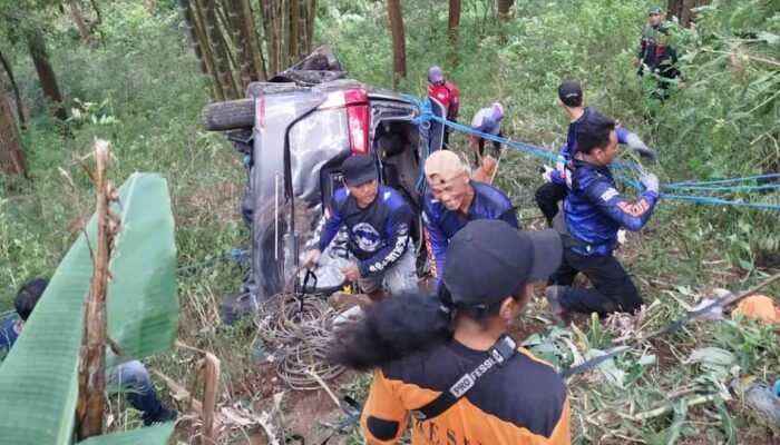 Innova Reborn Rombongan Surabaya Terjun ke Jurang di Pacet Mojokerto, Dua Tewas