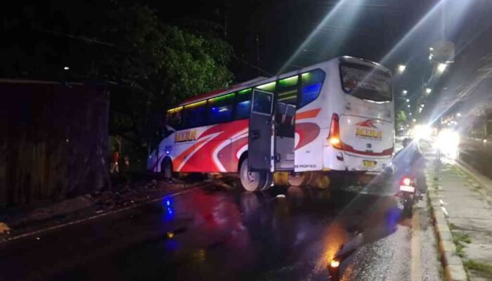 Bus PO Mira Alami Kecelakaan Tunggal di Mojoagung, Beruntung Tak Ada Korban Jiwa