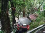 Diduga Rem Blong, Truk Tangki Masuk Jurang di Pacet Mojokerto