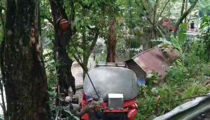 Diduga Rem Blong, Truk Tangki Masuk Jurang di Pacet Mojokerto